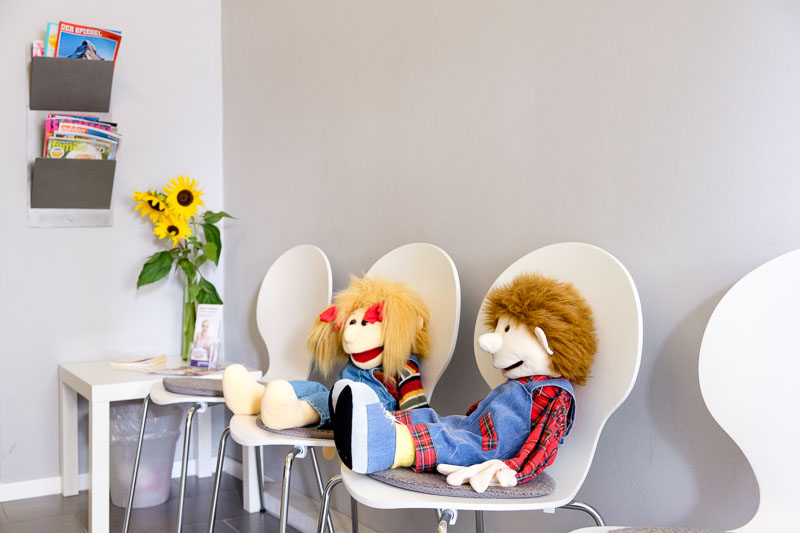Wartebereich mit Therapiepuppen und Sonnenblumen