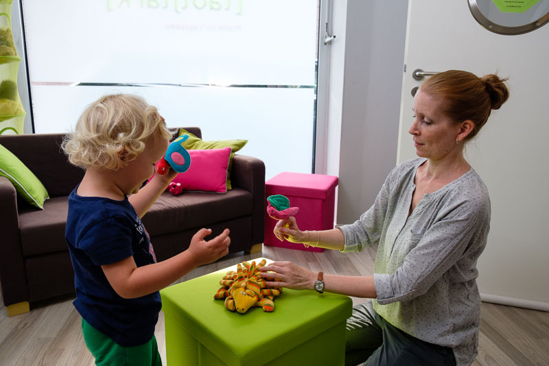 Logopädin in der spielerischen Kindertherapie mit Handpuppen